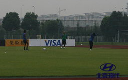 足球守门训练点球扑救反应速度