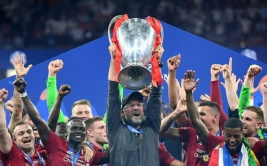 足球感人时刻利物浦夺冠克洛普落泪