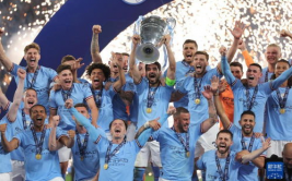 TI战队庆祝Falcons捧杯合影